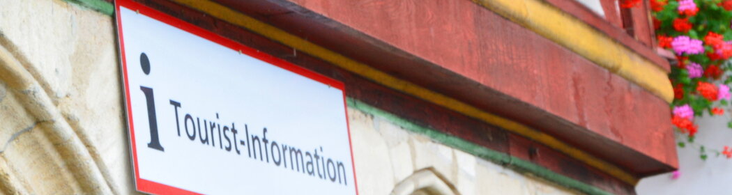 Schild "Tourist-Information" vor Fachwerk