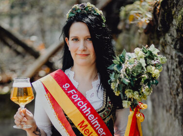 Bierkönigin Melanie I. präsentiert Bier und Hopfen