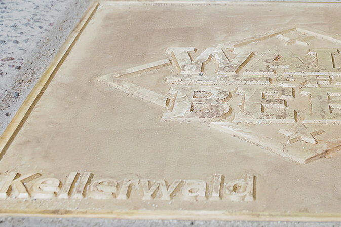 WALK OF BEER, goldene Bodenplatte mit QR-Code zum Themenweg