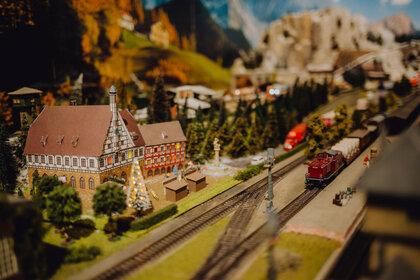 Modelleisenbahn-Ausstellung mit Miniatur-Fachwerk-Rathaus im Pfalzmuseum