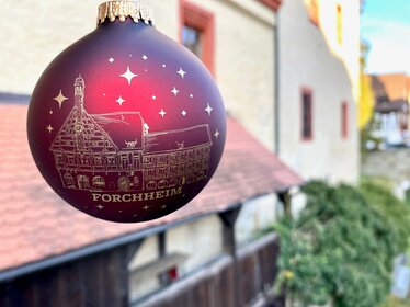 Rote Weihnachtskugel mit goldenem Forchheimer Rathaus vor der Kaiserpfalz fotografiert