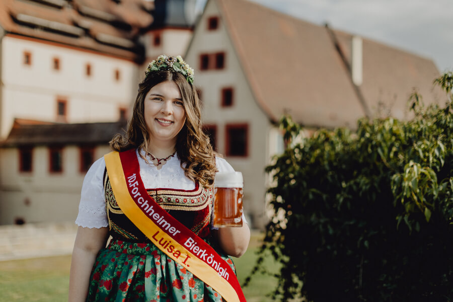 Bierkönigin Luisa I. mit Bier vor der Kaiserpfalz