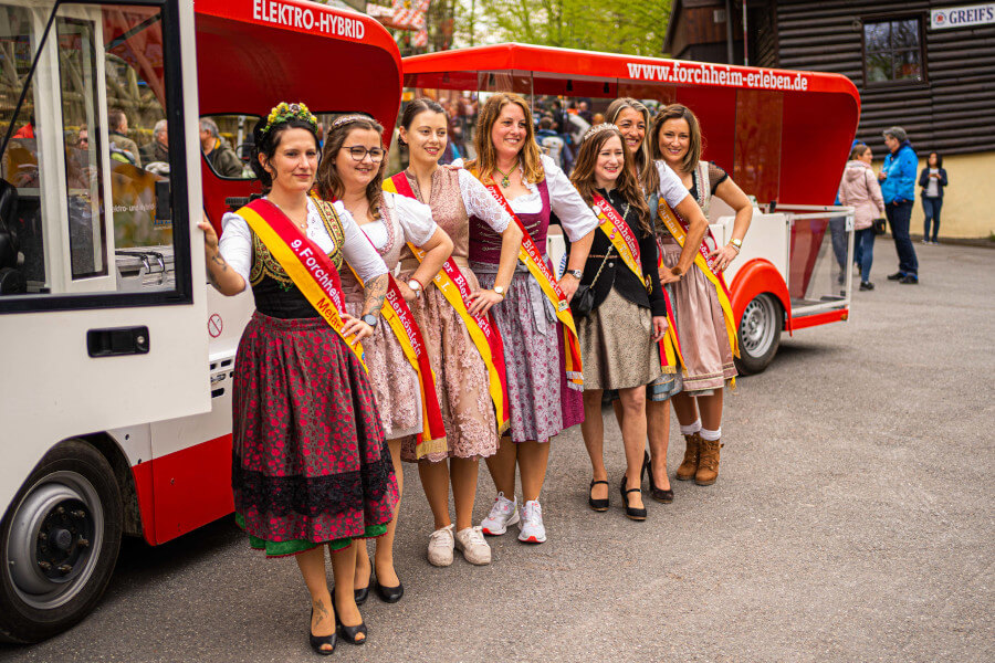 Forchheimer Bierköniginnen vor dem Kellerwald-Express