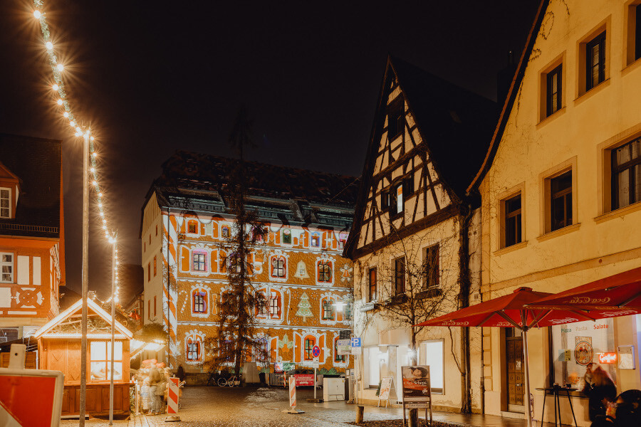 weihnachtslich geschmückte Straße mit Fachwerkhäusern, Hintergrund Kaiserpfalz mit Adventskalender-Fassade