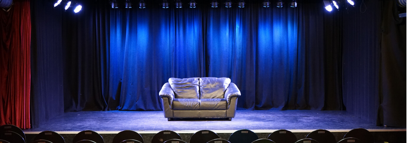 Sofa auf Bühne mit blauem Licht